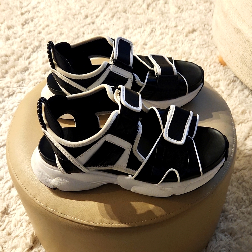 Michael Kors Harvey Sandal No Size on shoe. Guess between 7-7.5. - Picture 2 of 4